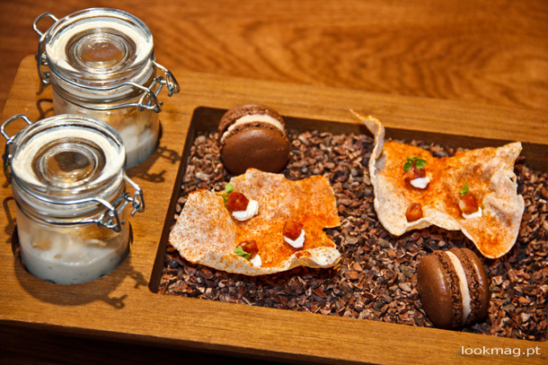 Abrandado de bacalhau e castanha; Crocant de tapioca com paprika fumada; Macaron de cacau com foie gras e balsâmico