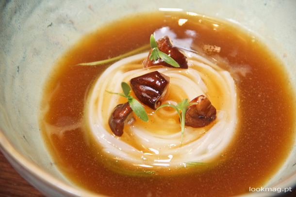 Choco laminado, puré de ervilhas, caldo de galinha asiático