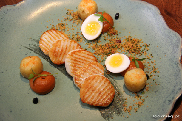 Vieiras com molho romesco, batatinha fumada, vinagrete de tinta de choco, crumble de pão seco e pata negra