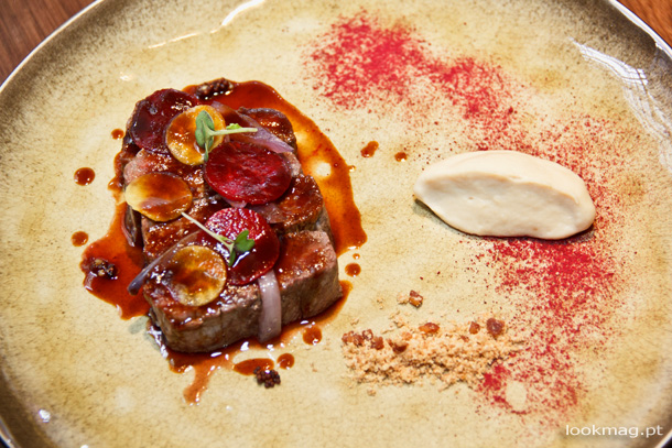 Entrecôte de novilho, mousseline de aipo, pickle de beterraba e molho barbecue