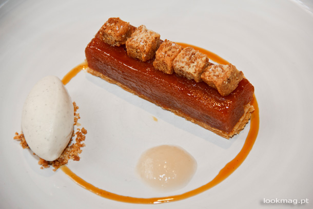 Tarte Tatin de pera com gelado de baunilha e cardamomo