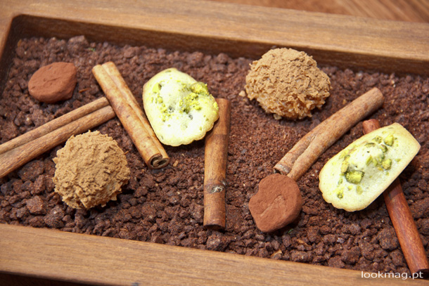 Petit four: Madalena de pistachio; Trufa de chocolate negro; Pastel de nata