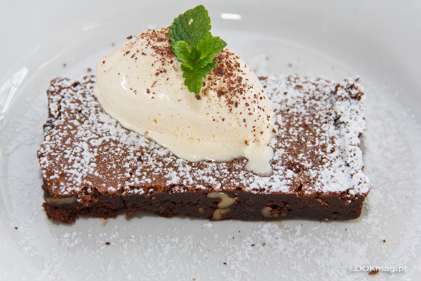 Brownie de chocolate com gelado caseiro de baunilha