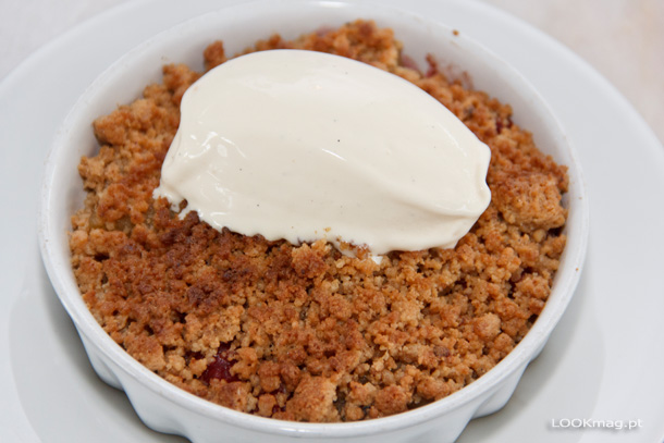 Crumble de maça e framboesas