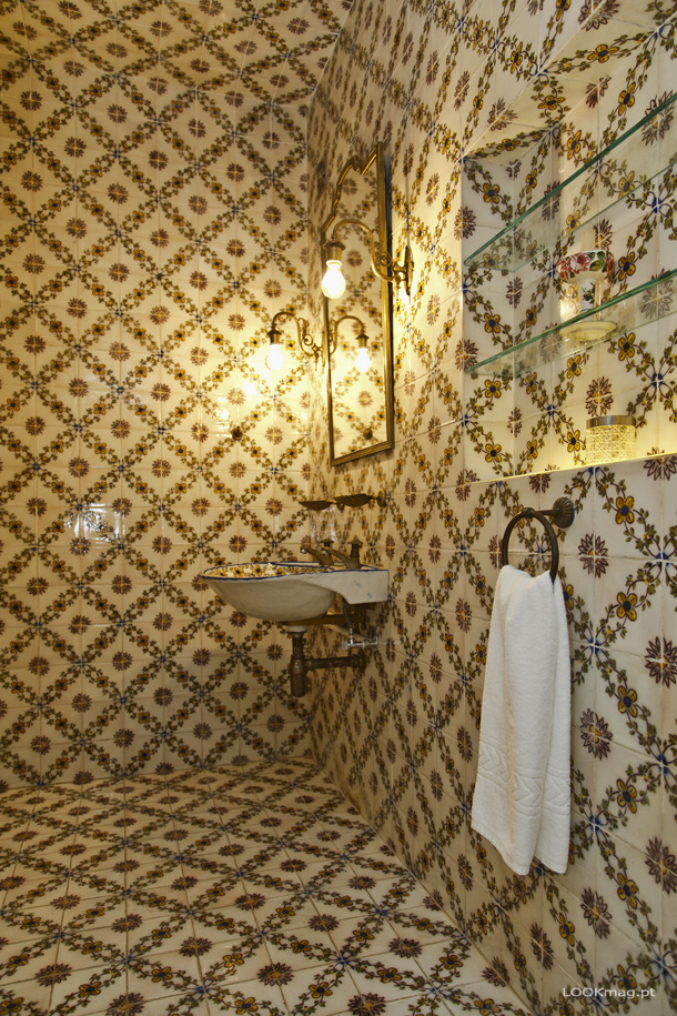 Casa de banho com azulejos e restante mobiliário de origem