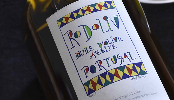 O Município de Vila Velha de Ródão e a Cooperativa de Azeites de Ródão lançam uma edição limitada de 500 garrafas com rótulo desenhado por Manuel Cargaleiro.