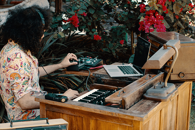 Daniel Kowalski, pianista e produtor musical radicado em Palmas no Tocantins, procura retratar a sua interação musical com lugares inusitados